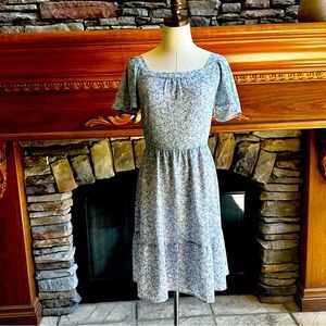 EUC- LIGHT & AIRY SHORT SLEEVED FLORAL DRESS, SIZE MEDIUM
